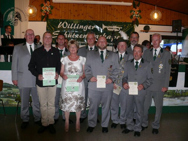 Auf dem Bild sehen Sie Markus Potthof, Dirk Wilke, Marco Koch, Erika Pöttner, Mario Koch, Eric Pöttner, Hermann Schulze, Schützenoberst Erich Pöttner, Klaus Höhle und Vorsitzenden Detlef Ückert.