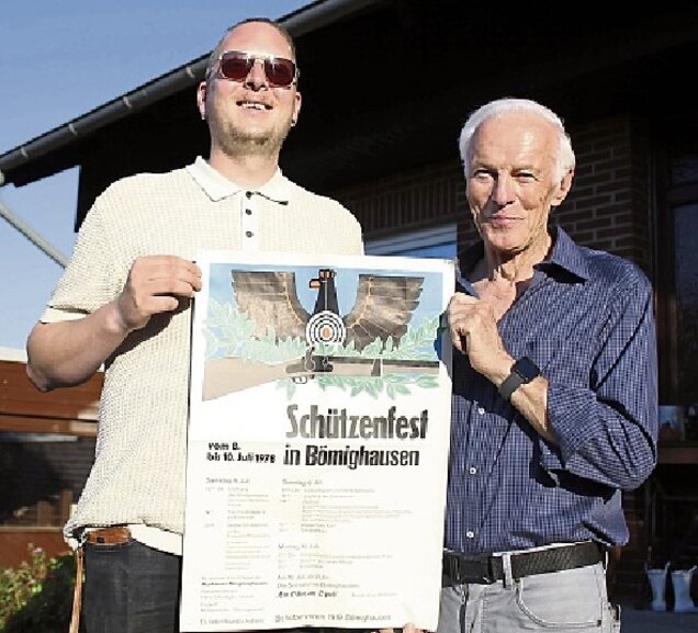 Hier sehen Sie Julian Romberger und Detlef Ückert (rechts) hochhalten.