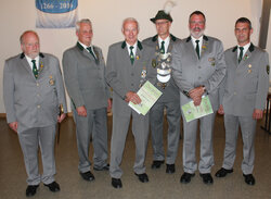 Hier sehen Sie alle geehrten Mitglieder mit dem neuen Vorstand