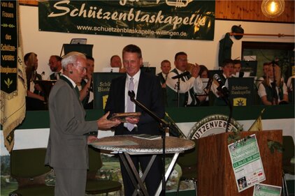 Hier sehen Sie die Übergabe der Urkunde, von der Gemeinde Willingen