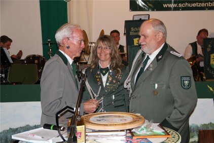 Die Übergabe eine Geschenkes des befreundeten Schützenvereins aus Münden. 